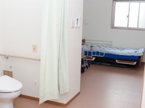 カーテンで間仕切りされた空間にはトイレも設置。居室内の移動も楽で面倒なドアの開け閉めもなく使いやすい。