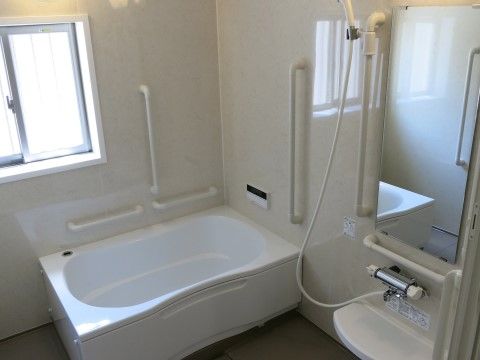 清潔感あふれる浴室には必要な位置に手すりもしっかり設置されているので、おひとりでも安心して入浴できる。
