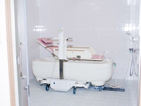 寝たままで入浴できる介護浴室があり、必要な設備を完備。専任のスタッフがお手伝いするので安心してバスタイムを楽しめる。