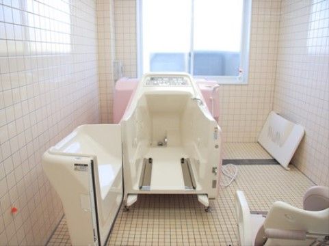床も壁もタイルで統一されている、介護用入浴設備のあるお風呂