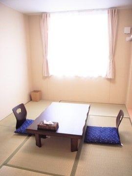 青い座布団が置かれた座椅子が２つ置かれた畳敷きの部屋