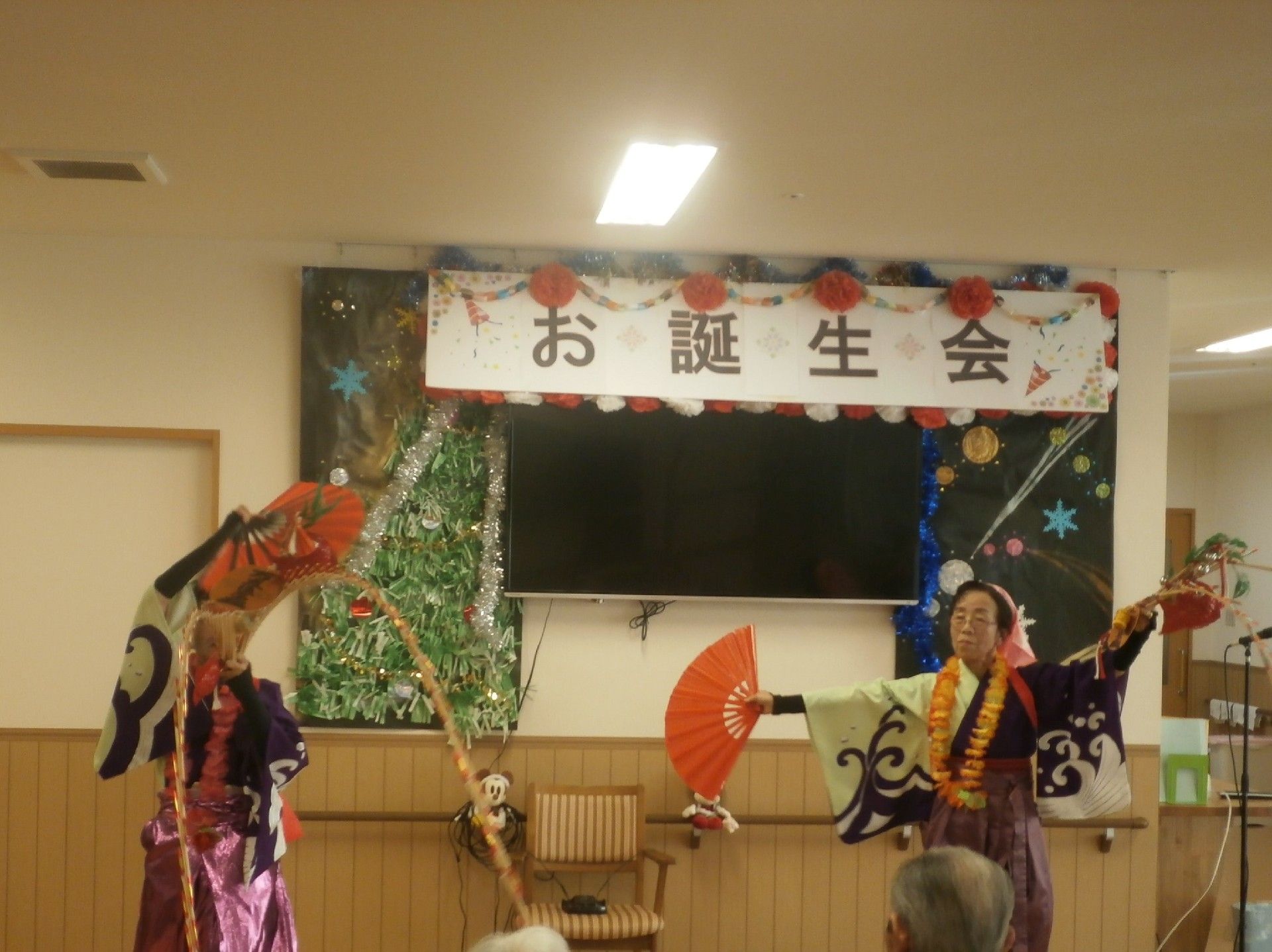 着物を着た女性２人が扇子を持って踊っている誕生日会