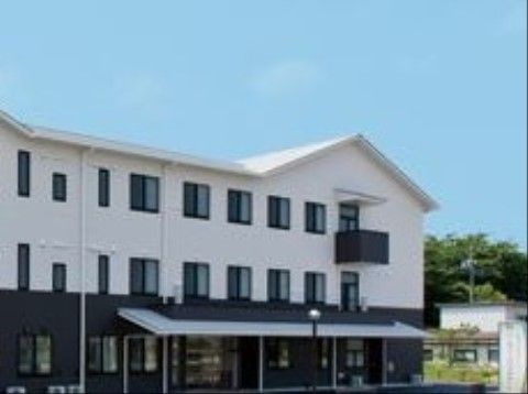 白と黒が基調の、和を取り入れた施設感の少ない3階建ての建物である。入口付近には屋根付きで、段差がない。