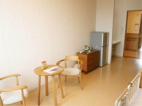 床はフローリングで段差がなく、介護ベッドが設置されている。冷蔵庫を設置することも可能である。ミニテーブルと椅子が２脚置いてある。