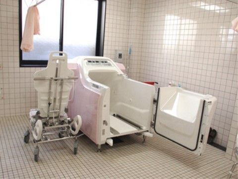 タイル張りの浴室内に、座ったまま入浴できる介護浴槽が設置されている。さまざまな介護度の方にも、入浴を楽しんでいただくことができる。