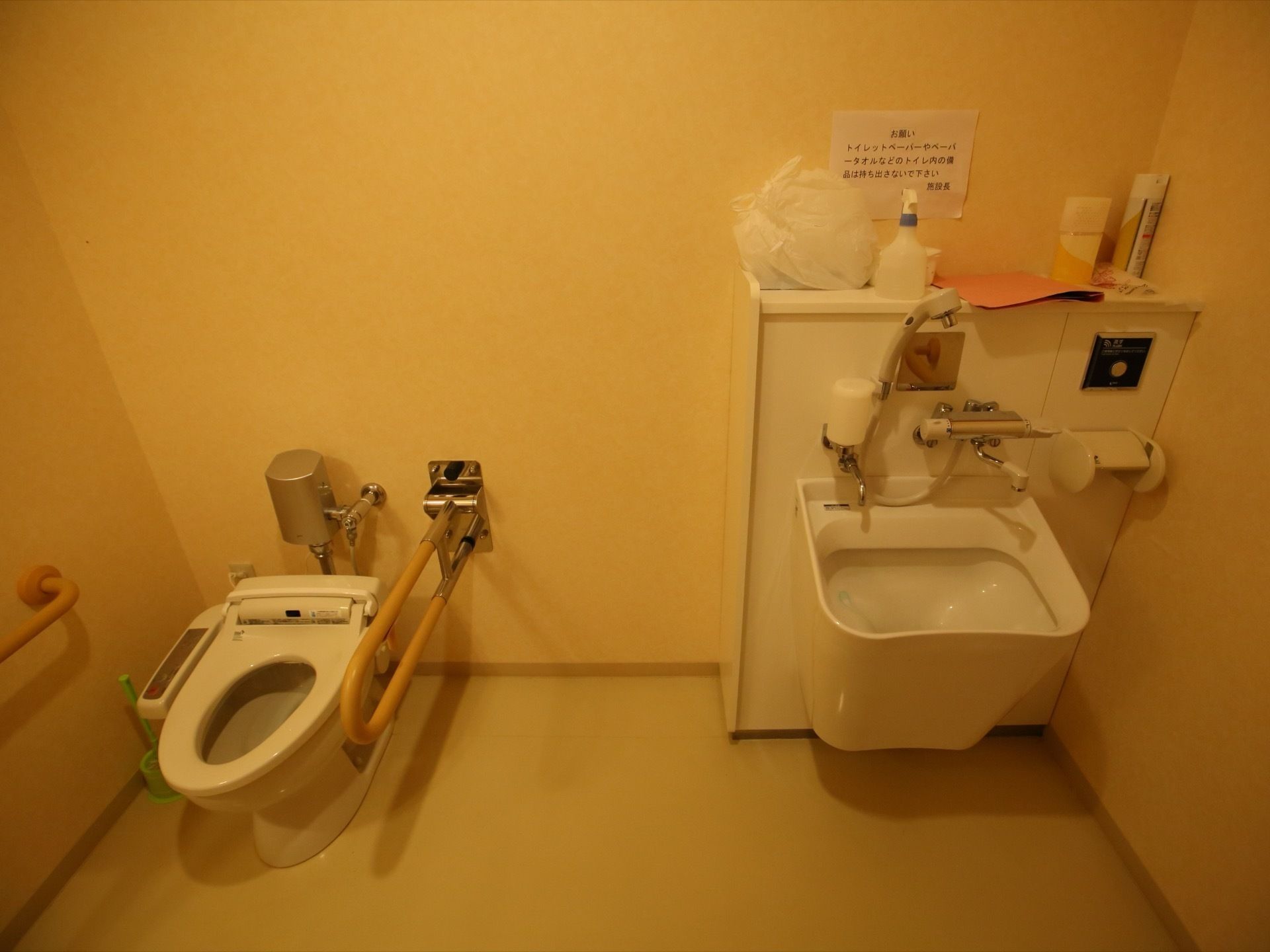 個室トイレの一例である。オストメイトトイレを採用しており、右手に大きな流し台がある。便座は向かって左側にある。