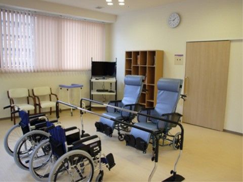 歩行訓練機を囲むように車椅子が置かれている機能訓練室