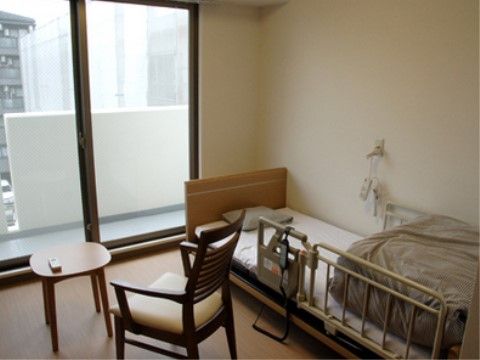 介護用ベッドが設置されたすっきりとした居室になっている。ナースコールが手元にあるため、体調が急変してもすぐにスタッフを呼ぶことができる。
