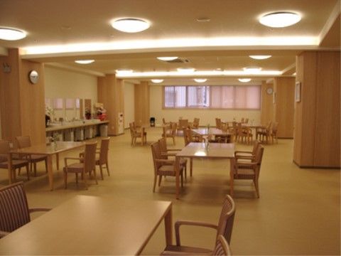 広々としたダイニングルームは大人数を収容できる。カウンターキッチンがあり、作り立ての食事を提供することができる。