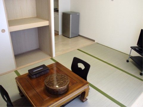 遠方から来る家族のために、和室が設けられている。テレビ、洗面台、押し入れ等が設置されているので布団の持ち込みも可能である。