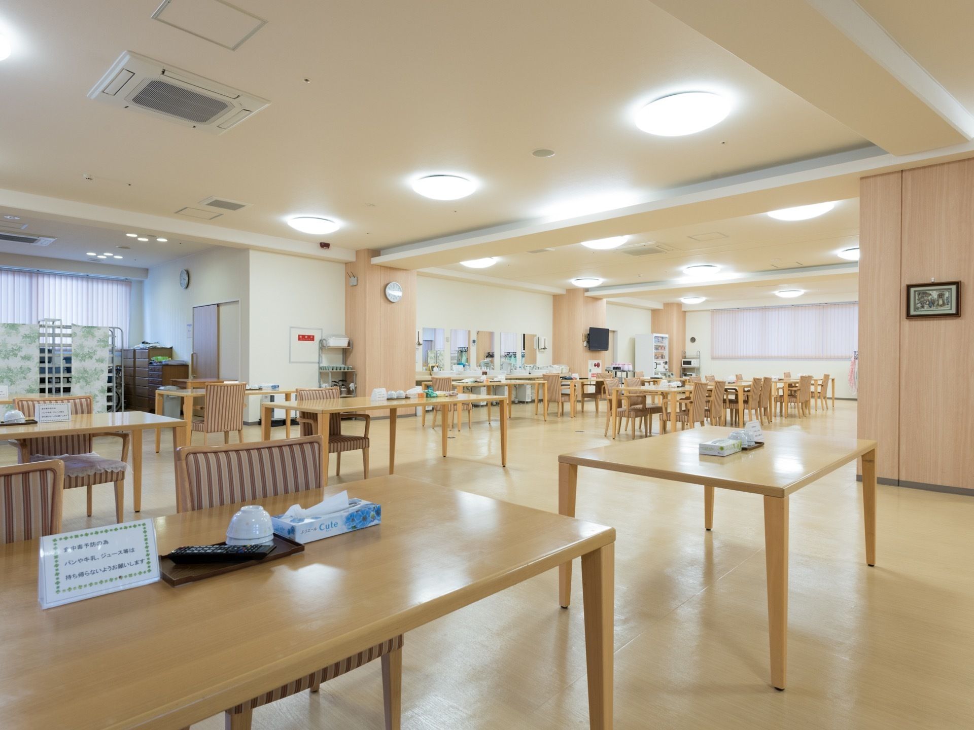 食堂兼機能訓練室はテーブルが配置され、広い室内となっている。明るい部屋でいろいろなレクリエーションに使用される。