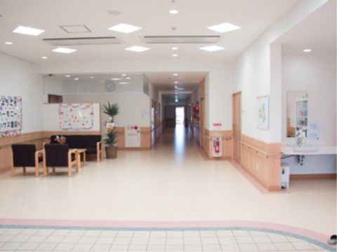 白を基調とした開放感のあるエントランスである。洗面スペースやリビングセット、消火設備、手すりが完備されている。