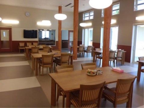入居者様が集まってお食事を楽しんでいただけるテーブルが設置されたフロア内は、ゆとりのある広さがあり、落ち着いた時間が過ごせる。