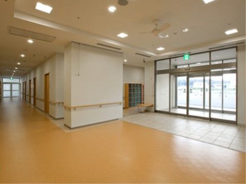 十分な広さのあるエントランスは段差がなく、スムーズにご移動いただける。靴の着脱の際に便利な椅子も置かれている。