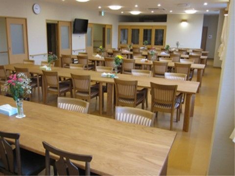 入居者様が揃って楽しくお食事をしていただける食堂には、各テーブルに花が飾られ、室内に優しい彩りを添えている。