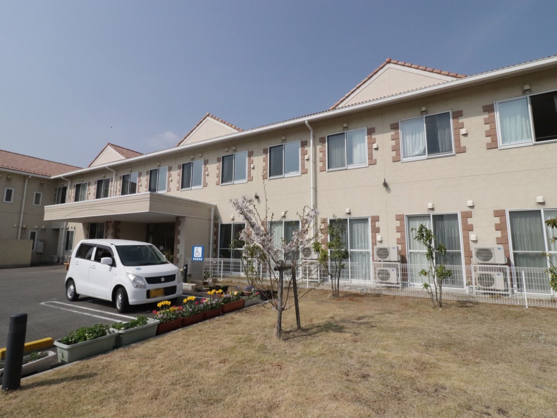 施設の１階の各部屋には掃き出し窓、２階部分にも大きな窓が設けられている。庭の木々が目の保養になり、季節を感じさせてくれる。