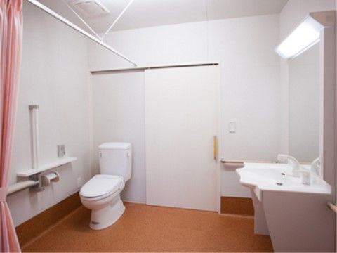 車椅子をご利用の方にもご利用いただきやすい、トイレと洗面台が完備されてる。スライド式扉からの移動もスムーズである。