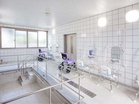 浴室は、洗い場から浴槽へバスキャリーを利用して入浴するので、足腰に不安をお持ちの入居者様も安心して入浴できる。