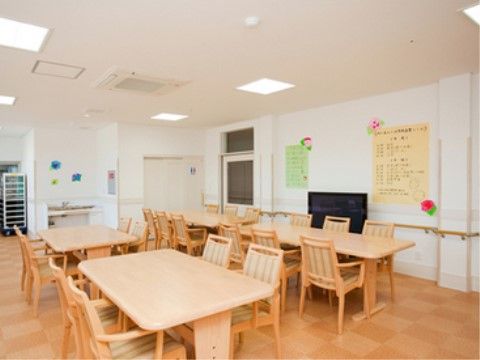 食堂は、入居者様に日に何度もご利用いただくスペースとなっている。やさしく温かみある印象で快適にお過ごしいただける。