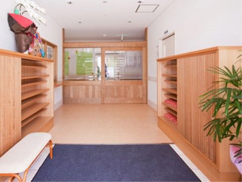 エントランスは温かみある木製を利用した靴箱や引き戸式扉である。家庭的なぬくもりを感じる住宅設計になっている。