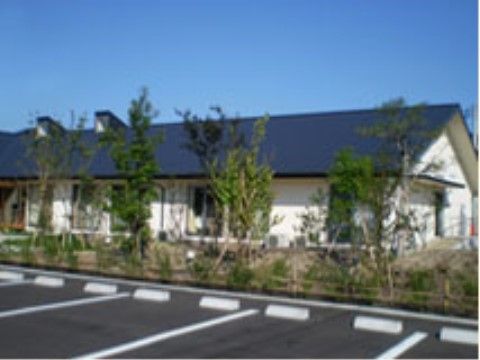 施設は広く駐車場を完備している。遠方のご家族や来訪者様にも気兼ねなく、気軽に車での訪問をしていただける。
