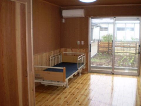 居室に設置されたガラスサッシ扉を開けると、外の菜園の土のにおいや植物の緑の香りを楽しむことができる。