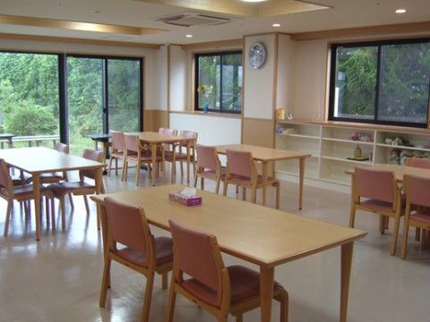 リビングからは自然豊かな景色を眺めることができる。のんびりとしたお1人の時間やにぎやかにお仲間との時間もお過ごしいただける。