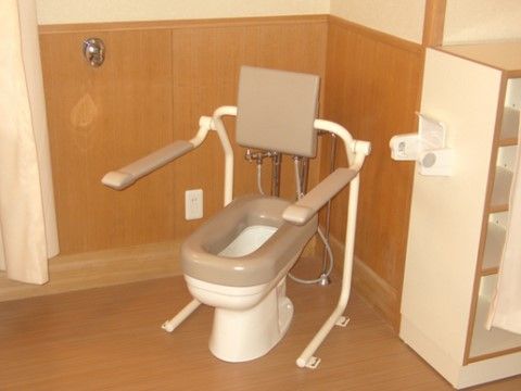 広くスペースを確保されたトイレである。車椅子をご利用の方も安全な移動がスムーズにできるので安心である。