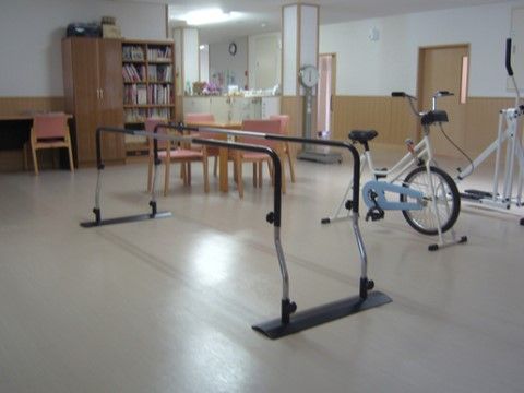 トレーニングやリハビリには、多種多様な訓練機器をご利用いただいている。入居者様の身体の状況に合わせた機器を提供する。