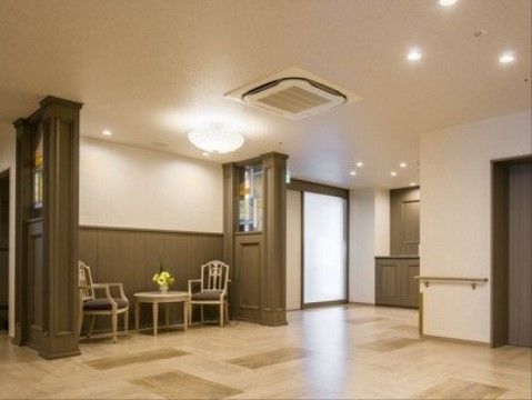 「プレステージ千種七番館」のエレベーターホール。ミニテーブル、チェア付きのエレベーターホール。