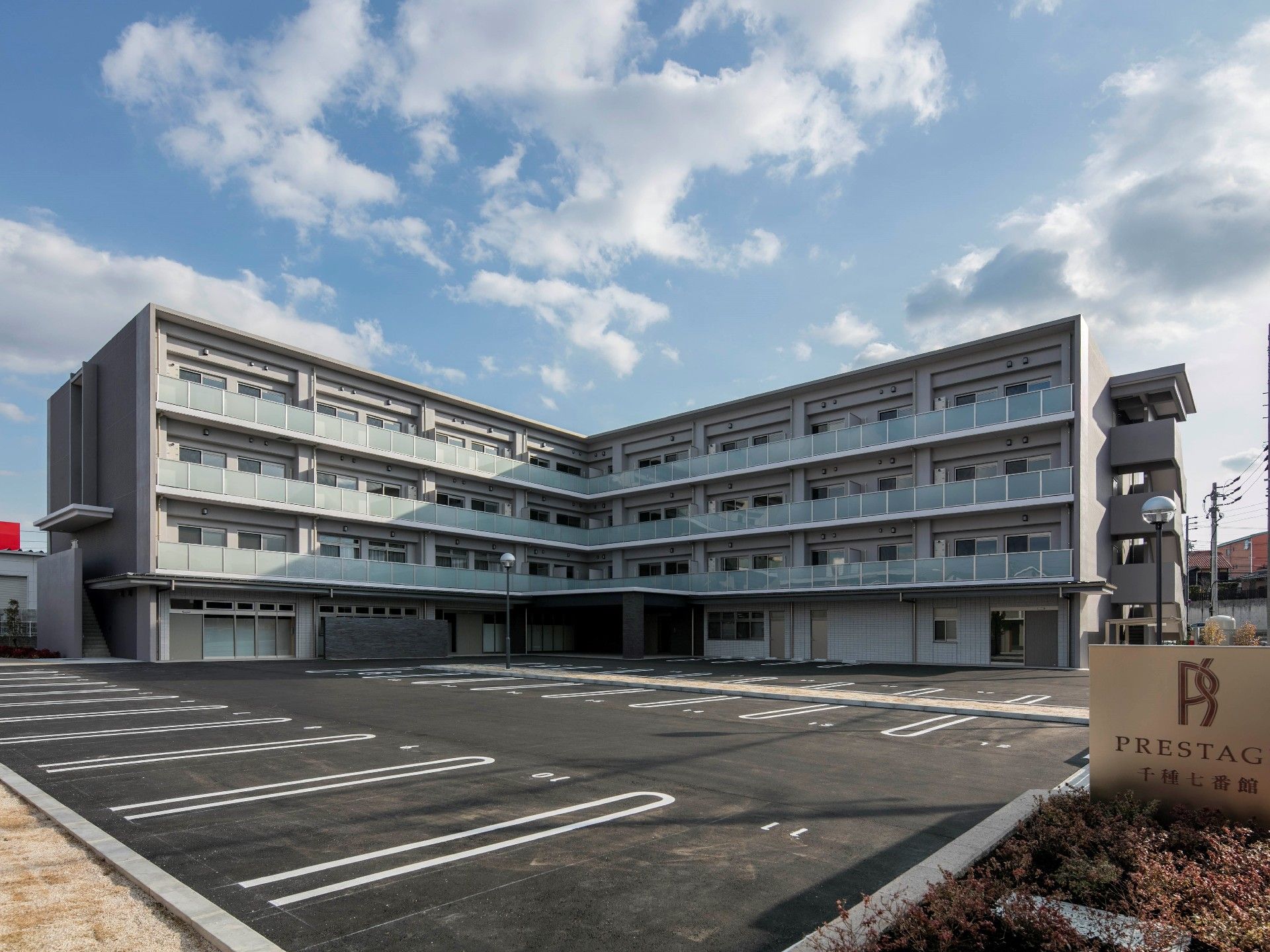 「プレステージ千種七番館」の外観。4階建てのマンションのような高齢者向け住宅になっている。