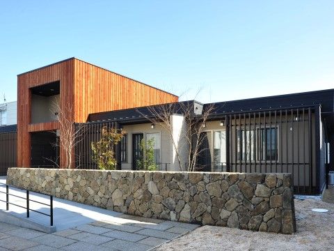 施設であることを感じさせない、高級感のある外観。ホテルで過ごすような、快適な生活を送ることができる。