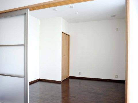 個室は広々としており、車椅子をご利用の方も動きやすい広さである。多めに来訪者様を呼ぶことも可能である。