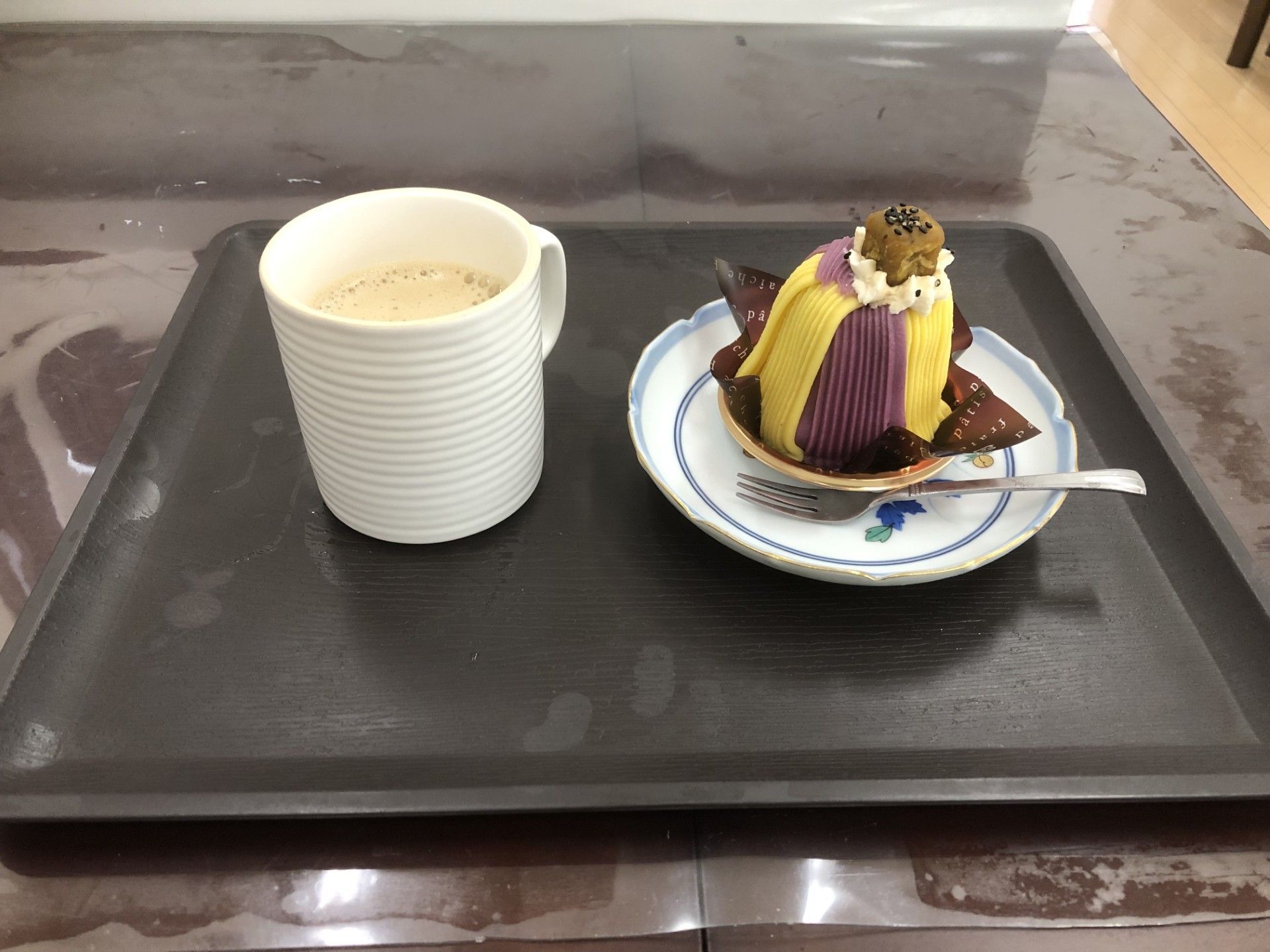 コーヒーとデザートのトレー