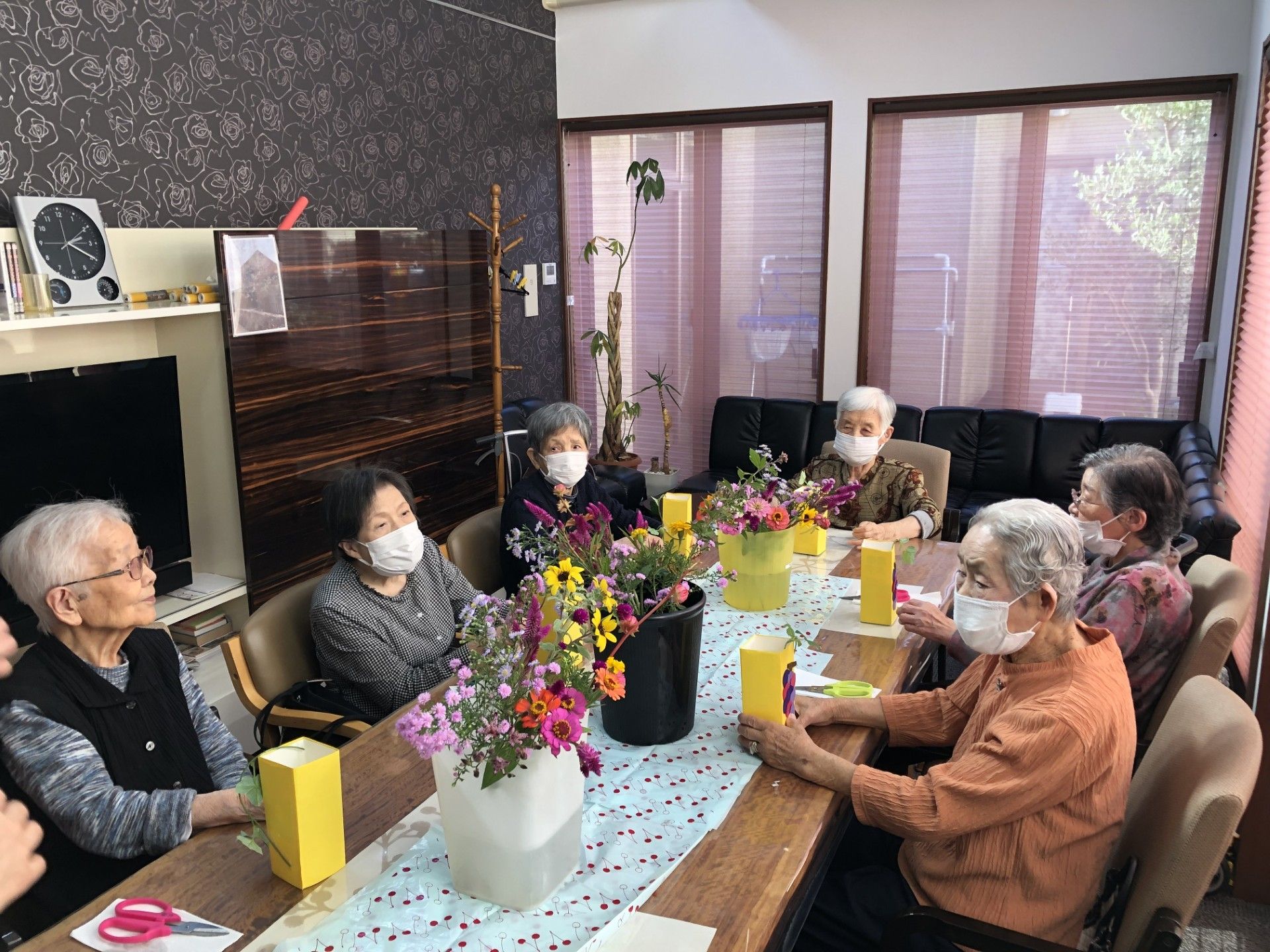 花を囲む談話の場