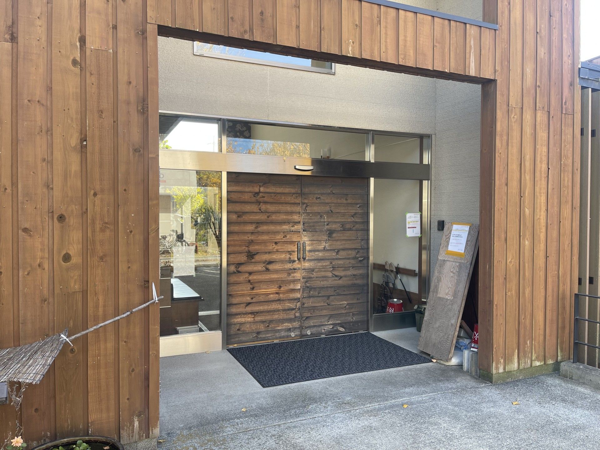 木製の扉のエントランス