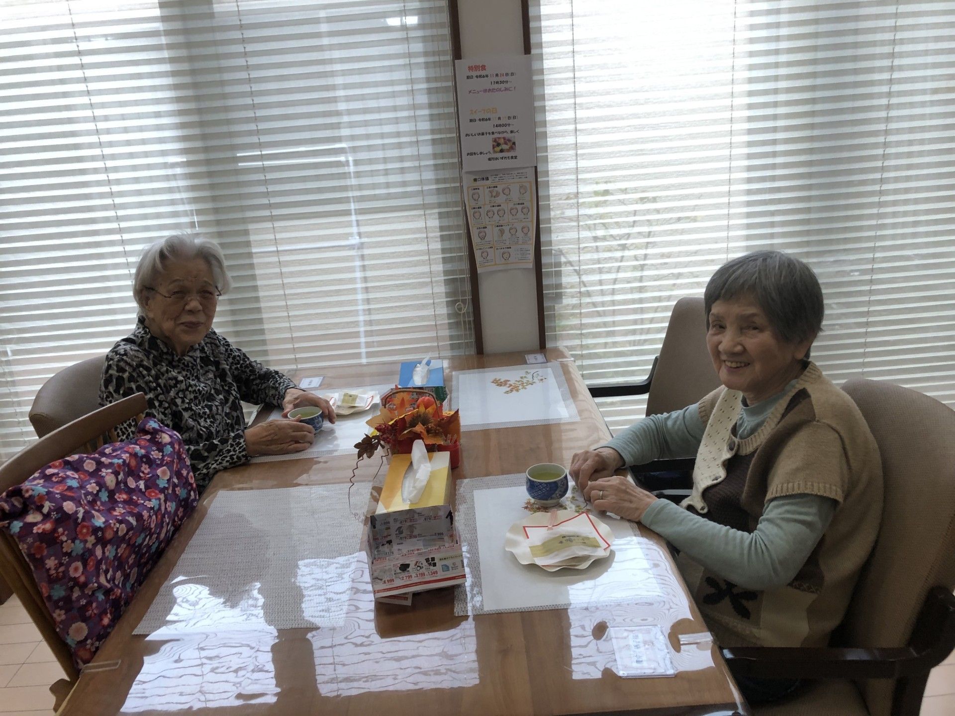 笑顔で会話する二人の女性