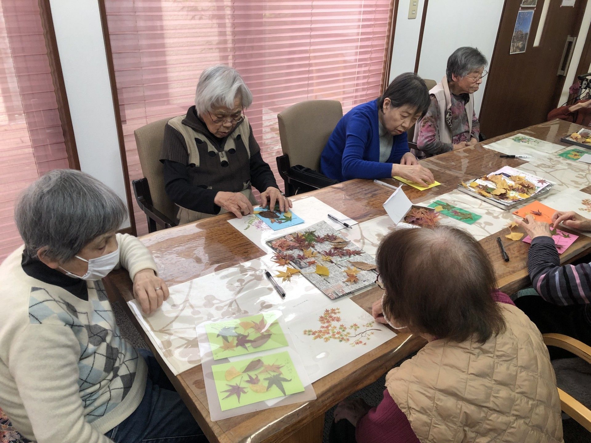 手作り活動を楽しむ皆さん