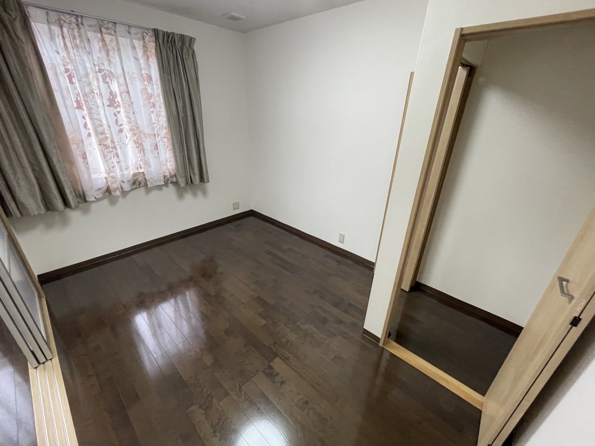 窓際の明るい部屋