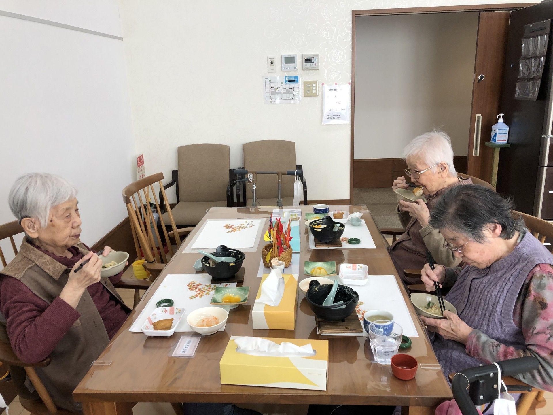 食事を楽しむ皆さんの様子