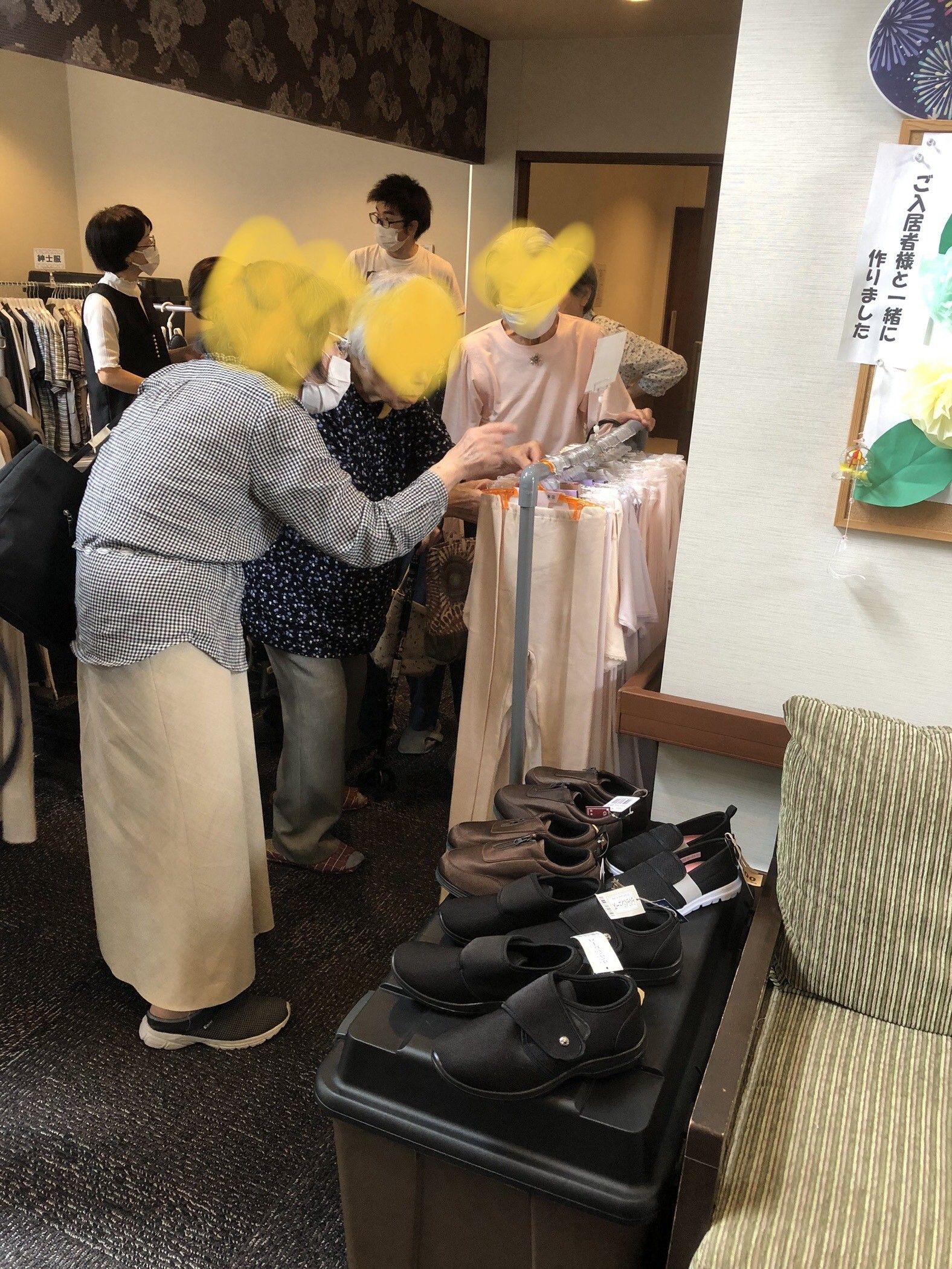 服を選ぶ人々の様子