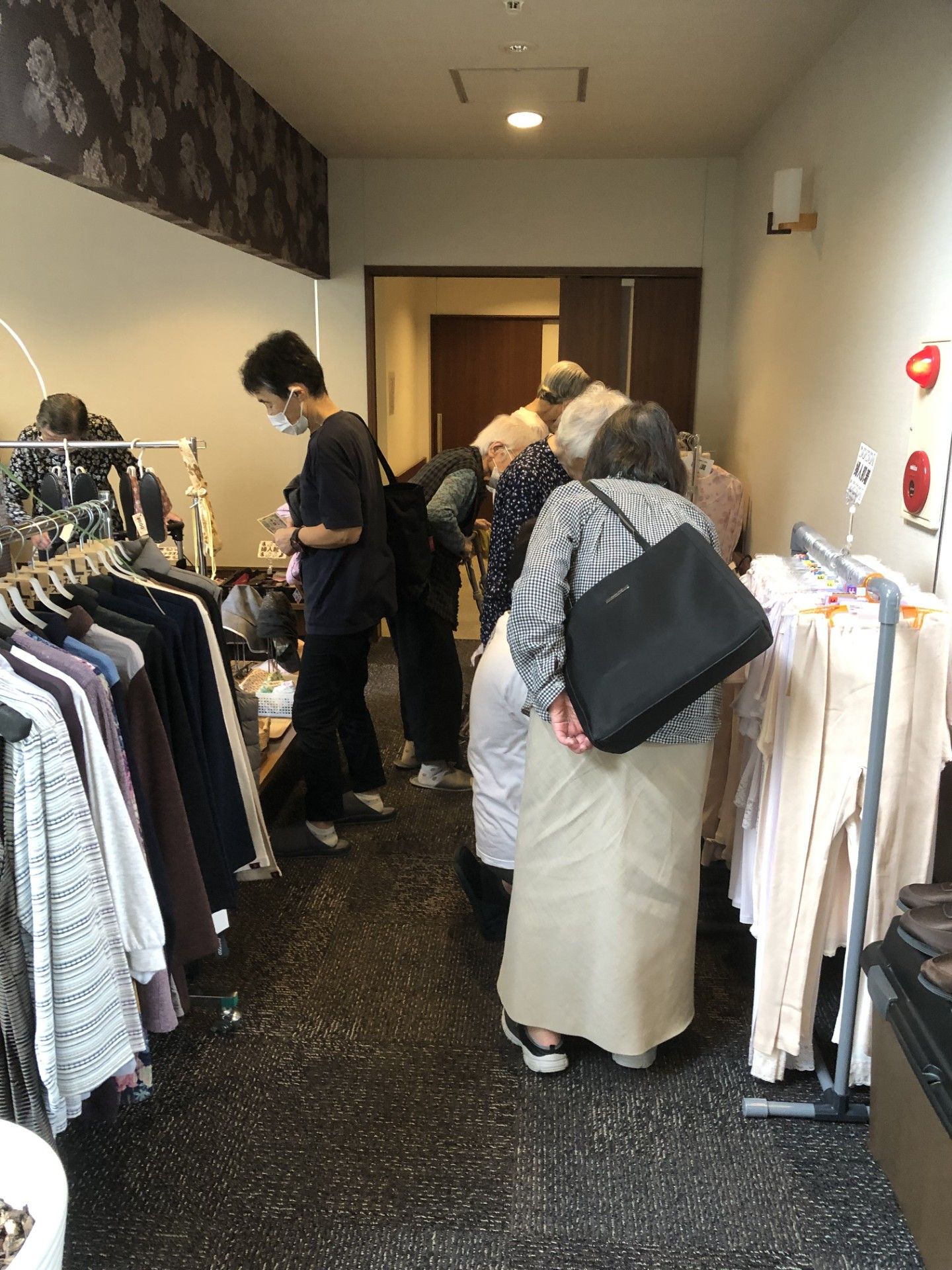 服を選ぶ人々の様子