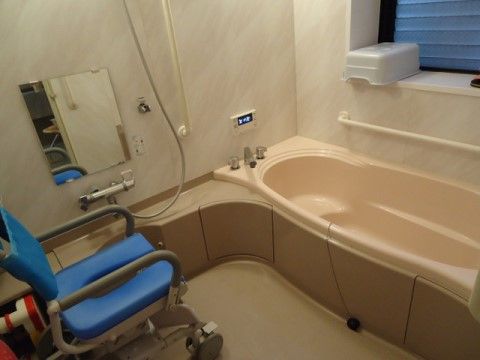 モダンな雰囲気の浴室である。壁には手すりを設置しており、体を支えながら安全に入浴することができリラックスできる。