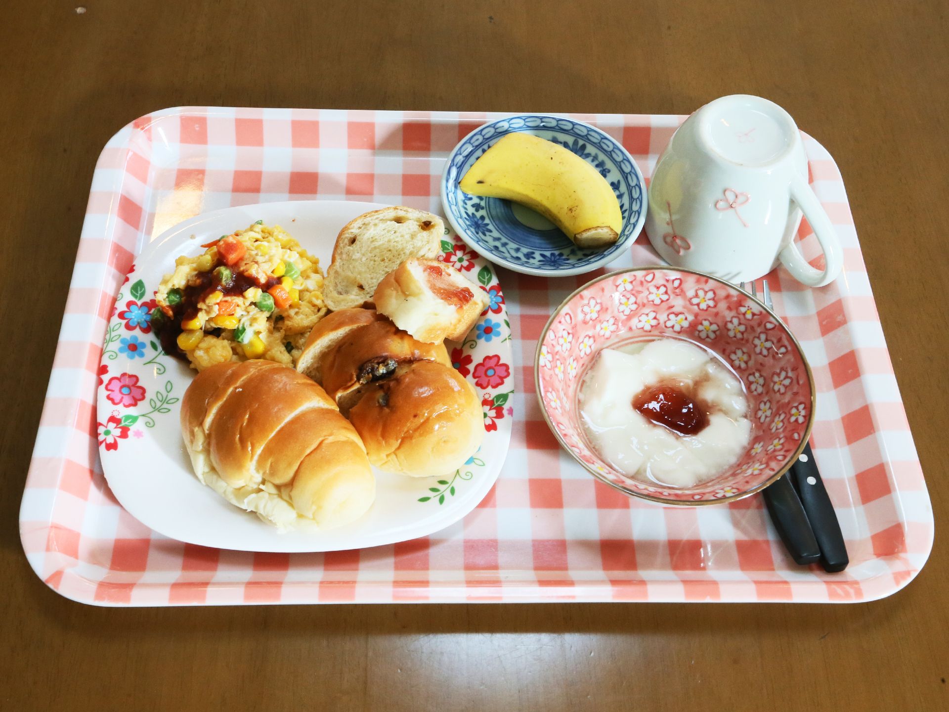 食事は栄養豊富なメニューを考え、見た目も色鮮やかに美味しく見えるように心がけている。デザートや果物も出る。
