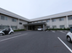 広々とした介護施設の外観