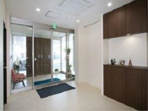 ガラス窓の自動扉の奥に、木製扉もついて２重になっているエントランス
