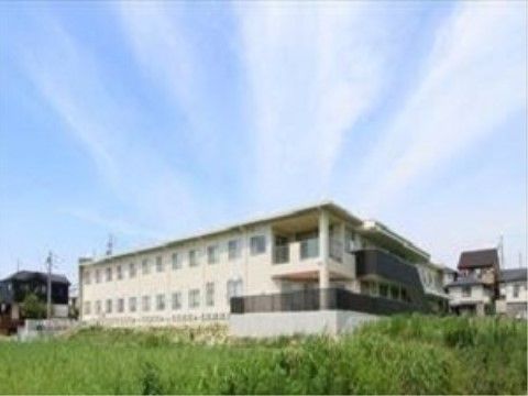 施設の周囲に高い建物はなく、閑静な住宅街の中にある。白を基調とした鉄筋コンクリートの２階建ての建物である。