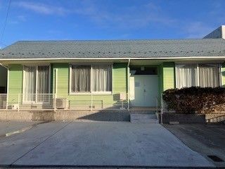 緑色の建物の外観