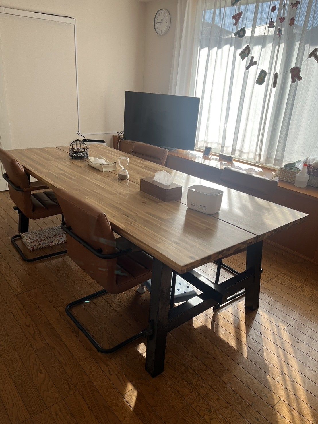 やかんやお茶などが置かれたテーブルがあるダイニングキッチン