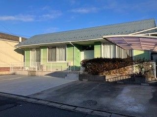 住宅街に馴染みながら佇む施設である。瓦の２段屋根に焦げ茶色の壁である。屋根上には、アンテナが立っている。